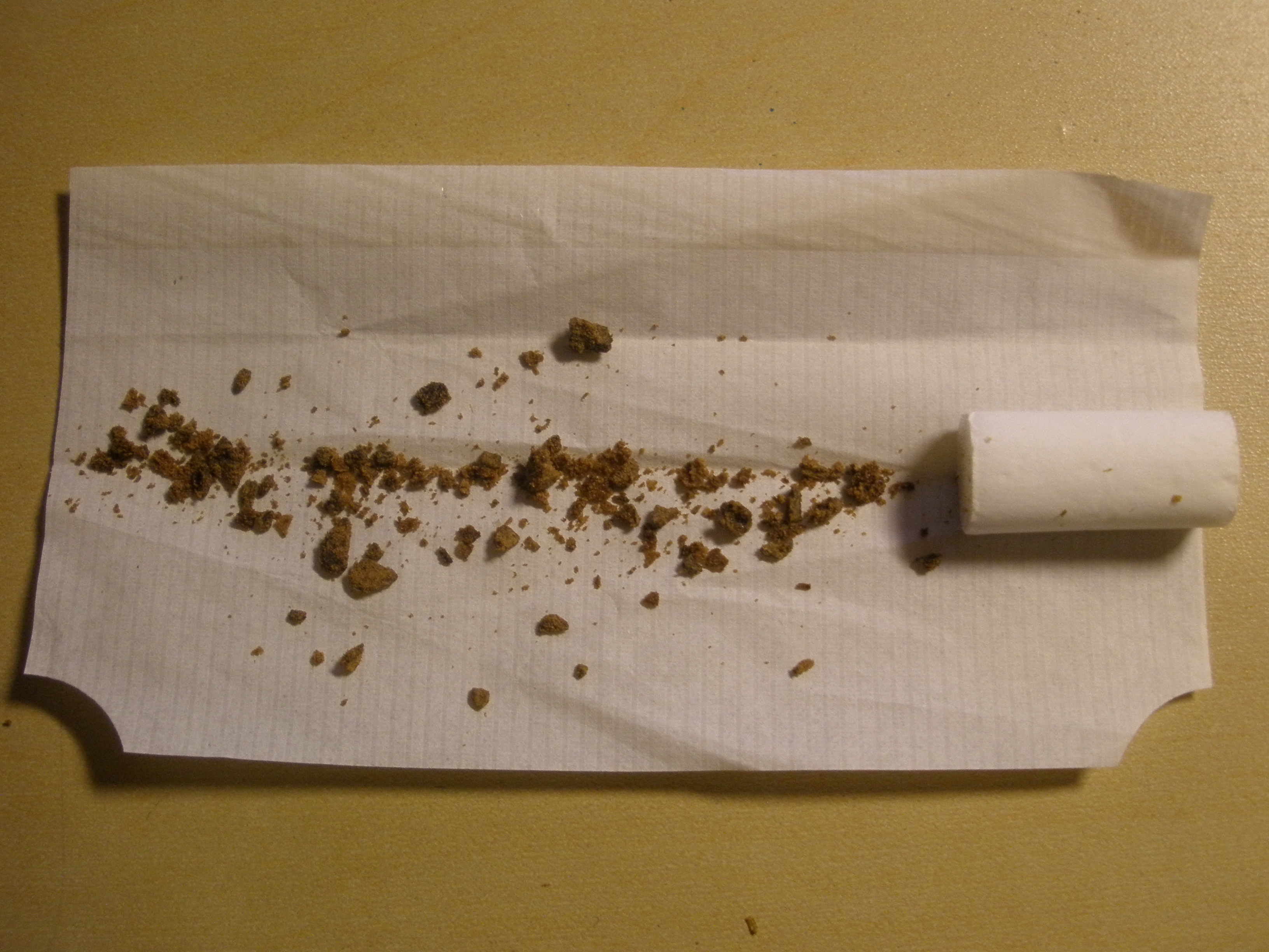 Ein wenig Nelkenschrot in der Zigarette. Man kann je nach Geschmack auch mehr verwenden.