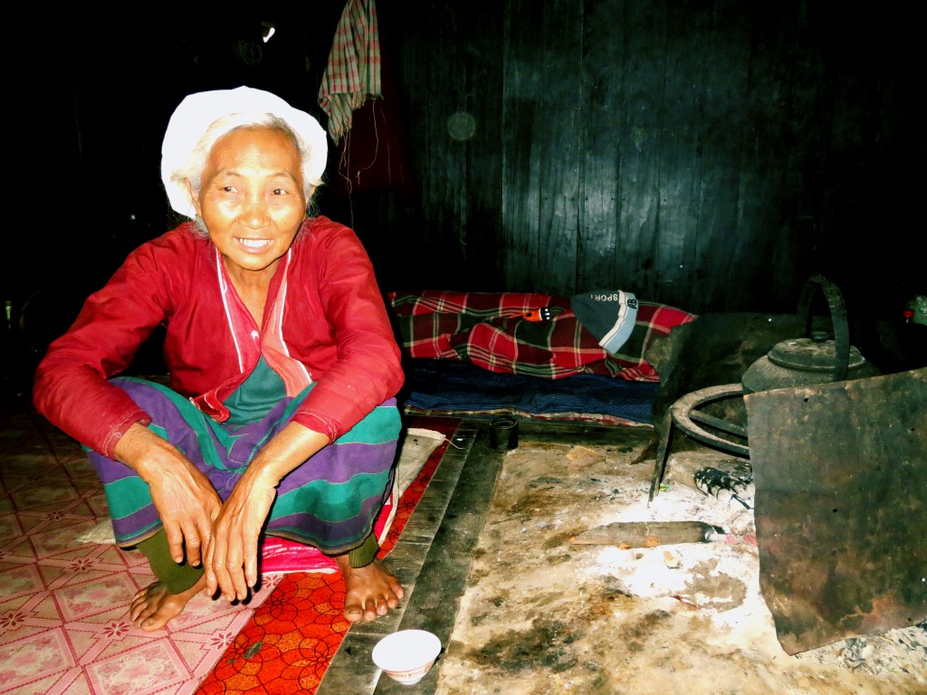 Eine Frau der Palaung bei der traditionellen Feuerstelle.